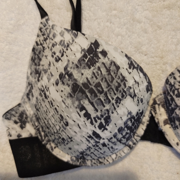 Victoria's Secret Wear Everywhere Padded Bra Size 32B - Picture 3 of 10